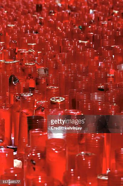 red memorial candles at atocha station, madrid - colors against violence in madrid stockfoto's en -beelden