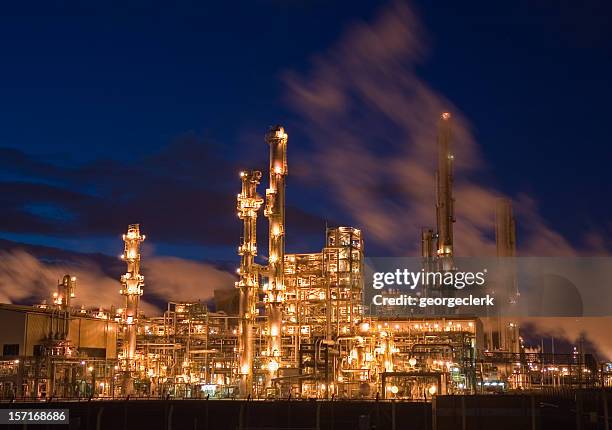 oil refinery illuminated at night - grangemouth stockfoto's en -beelden