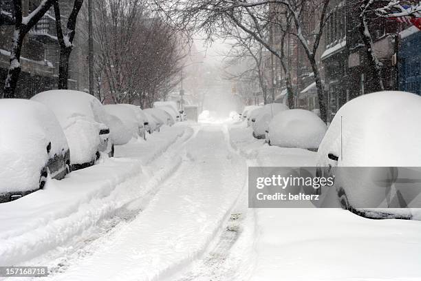 looking down a road full of snow covered cars  - museum of the city of new york winter ball stockfoto's en -beelden