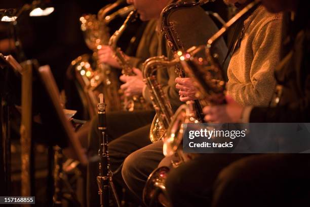 bigband: saxophon abschnitt eine jazz-band konzert - wind instruments stock-fotos und bilder