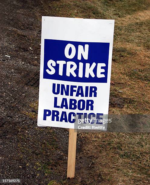 auf streik schild - picket line stock-fotos und bilder