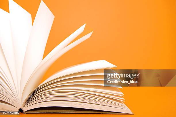 note di arancione - sfogliare libro foto e immagini stock