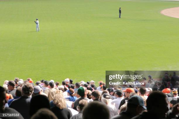 First Base Line Crowd Baseball Crowd Photos and Premium High Res Pictures - Getty Images