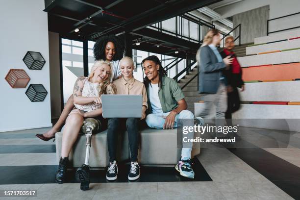 grupo de colegas olhando para laptop - disabled - fotografias e filmes do acervo