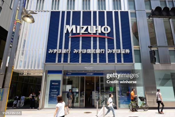 mizuho bank a tokyo, giappone - mizuho bank atm foto e immagini stock