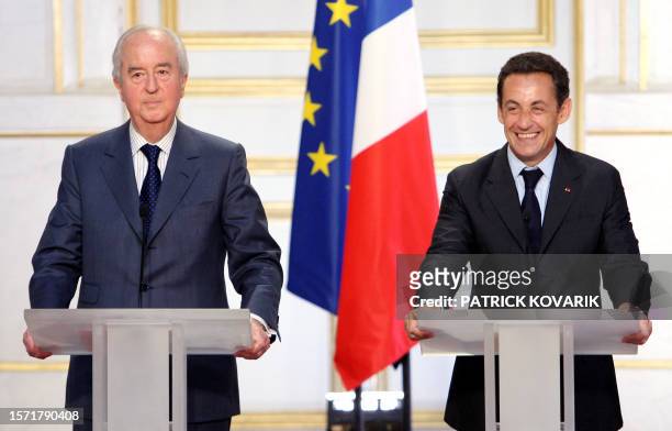 Le président Nicolas Sarkozy s'exprime aux côté du président du "comité de réflexion" sur les institutions Edouard Balladur, le 18 juillet 2007 au...