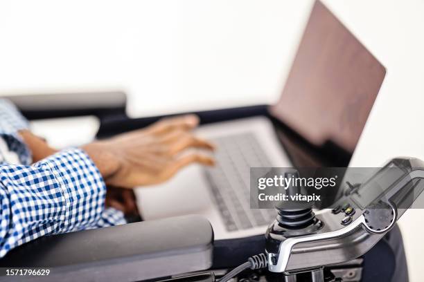 hombre en silla de ruedas trabajando en una computadora portátil - sia fotografías e imágenes de stock
