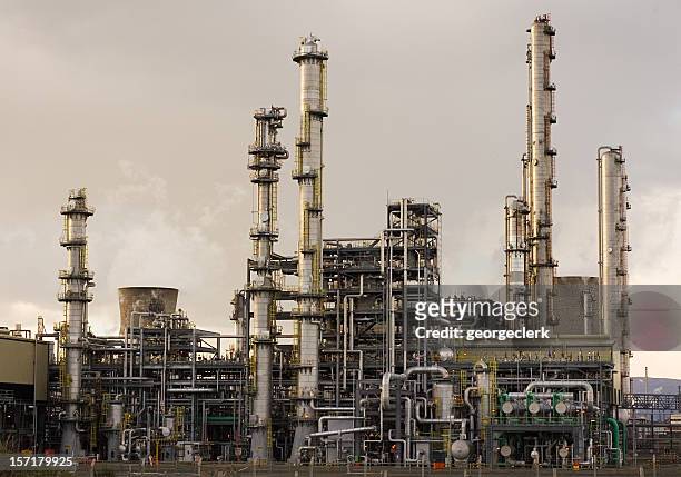 oil refinery - oil refinery stock pictures, royalty-free photos & images
