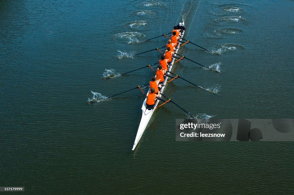 Acht Männer Ruderteam-Teamwork