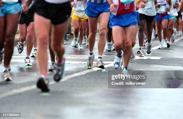 gruppe der läufer auf der straße - halbmarathon stock-fotos und bilder