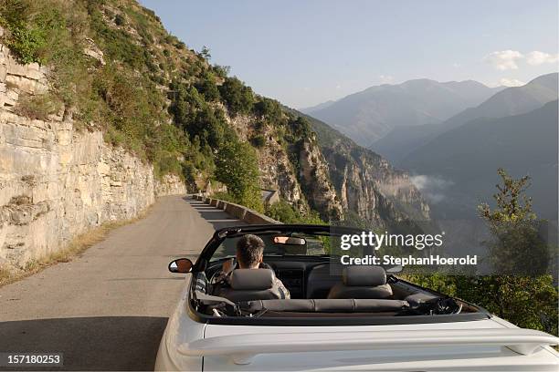 jornada: dirigindo abrir carro conversível no french alpes-maritimes - alpes maritimes - fotografias e filmes do acervo