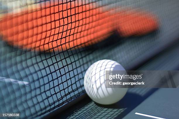 pelota de tenis de mesa y los murciélagos - ping pong fotografías e imágenes de stock