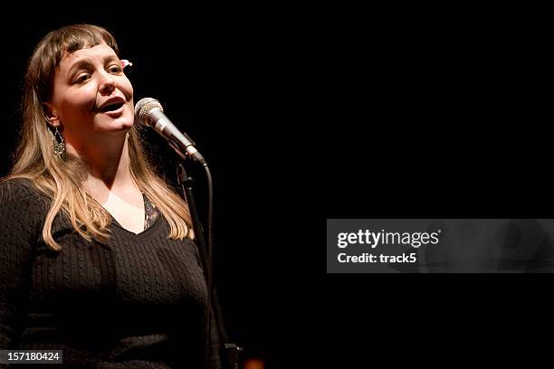 cantante nel faretto al microfono - comedian foto e immagini stock