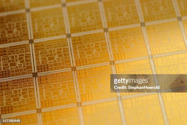 vue rapprochée de la puce de wafer avec motif classique en or - silicium photos et images de collection