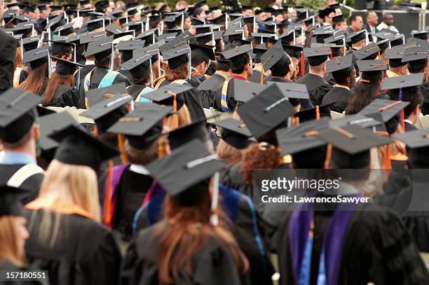 muestra la graduación de unos clase - graduation crowd fotografías e imágenes de stock