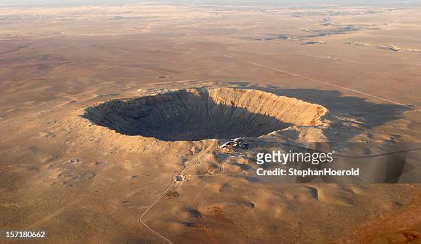 vista aérea de cratera do meteoro barringer (impact) no arizona - cratera do meteoro arizona imagens e fotografias de stock