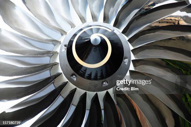 jet-turbine - flugzeugtriebwerk stock-fotos und bilder