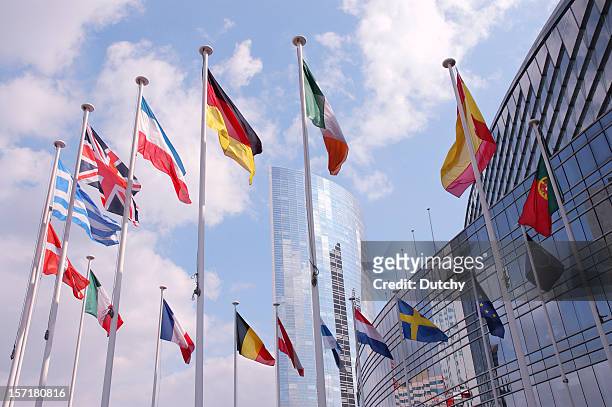 europäische union flaggen - politik stock-fotos und bilder
