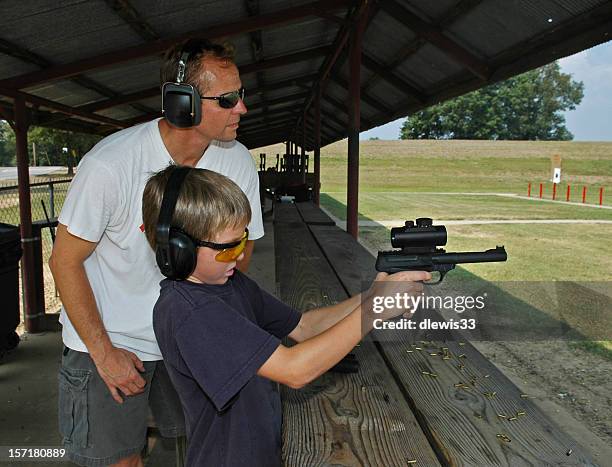 vater und sohn shooting-unterricht - 2 zusatzartikel zur verfassung der vereinigten staaten stock-fotos und bilder