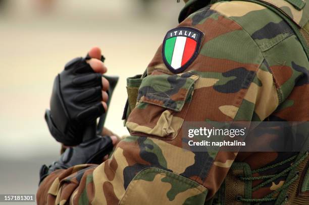 armed soldier - detail 2 - italiaans leger stockfoto's en -beelden