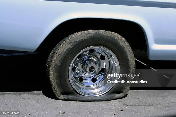 muy rueda pinchada - flat tire fotografías e imágenes de stock