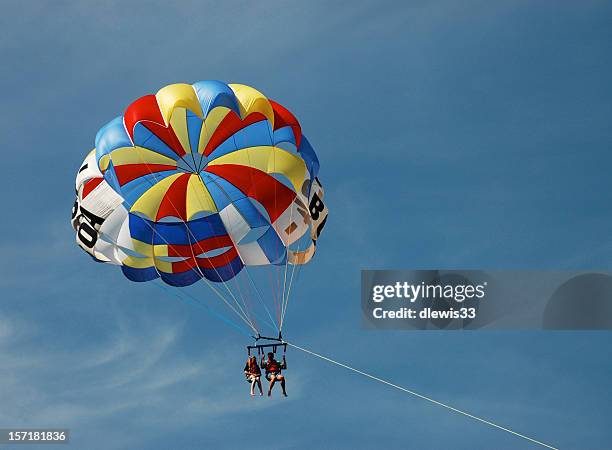 parasailing couple - parasailing stock pictures, royalty-free photos & images