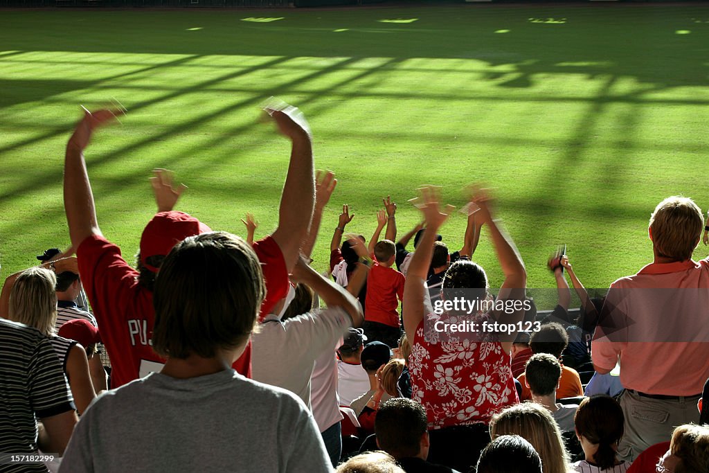 多民族のファンして、喜びを設置しております。野球、サッカースタジアムます。