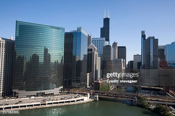 chicago river from above - wacker drive stockfoto's en -beelden