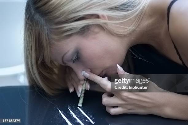 bad addicion snorting drugs - cocaine 個照片及圖片檔