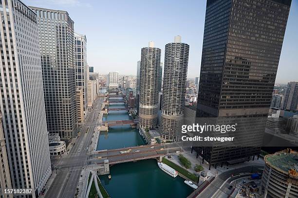 chicago river from above - wacker drive stockfoto's en -beelden