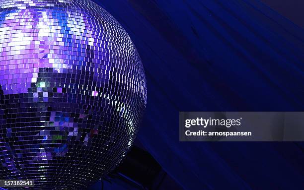 blau disco glitterball kugel - disco ball stock-fotos und bilder