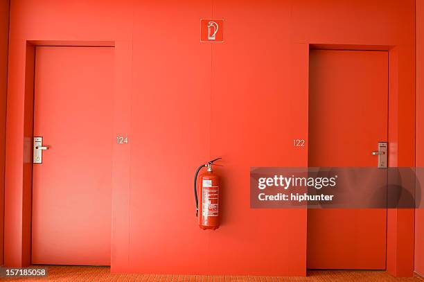 rote hotel etage - hotelzimmer tür stock-fotos und bilder