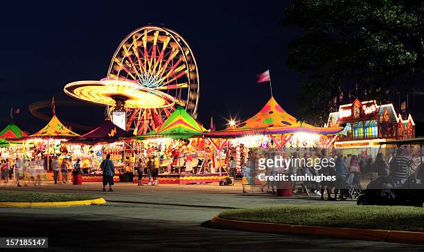 warm summer night at the carnival - pretpark stockfoto's en -beelden