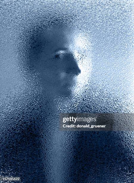 eerie face peering through frosted glass - verdraaid stockfoto's en -beelden