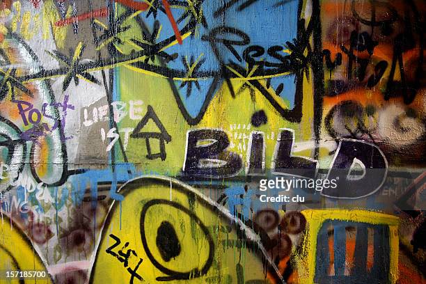 alte mauer graffiti - berlin graffiti stock-fotos und bilder