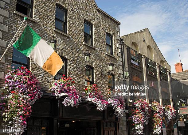 dublin temple bar pub - irische kultur stock-fotos und bilder