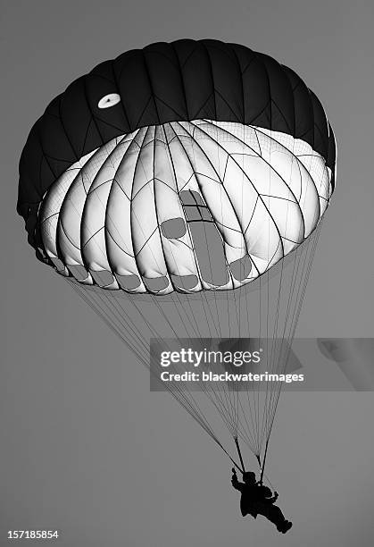 soldaten - fallschirmjäger stock-fotos und bilder