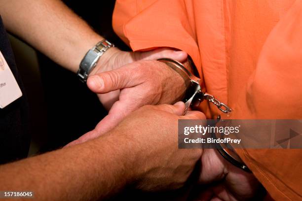 , incarcération, man in menotte. - malfaiteur photos et images de collection
