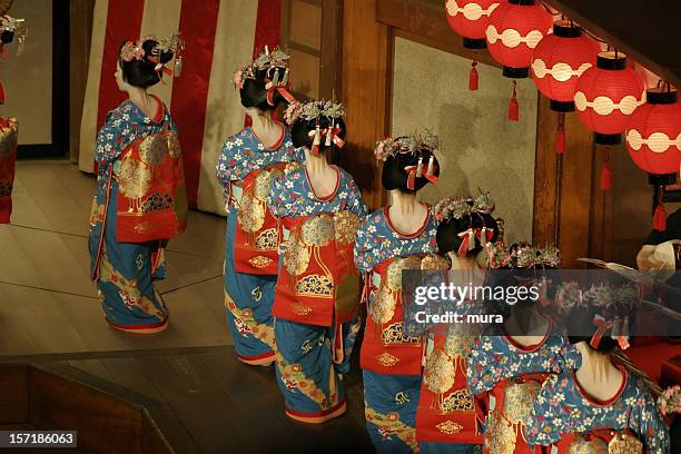 geisha und maiko performance im miyako odori - geisha stock-fotos und bilder