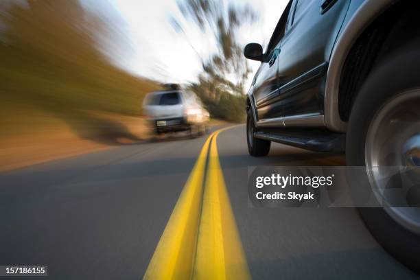 suv scatto laterale in angolo - cacciare foto e immagini stock