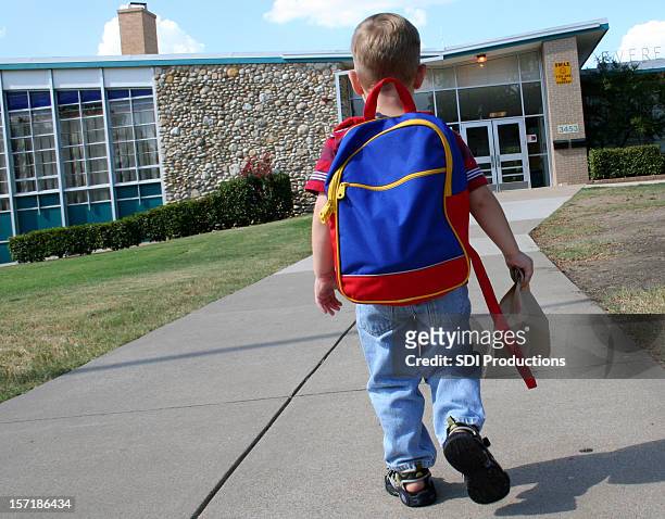 child going to school in primary colors - boy packlunch stockfoto's en -beelden