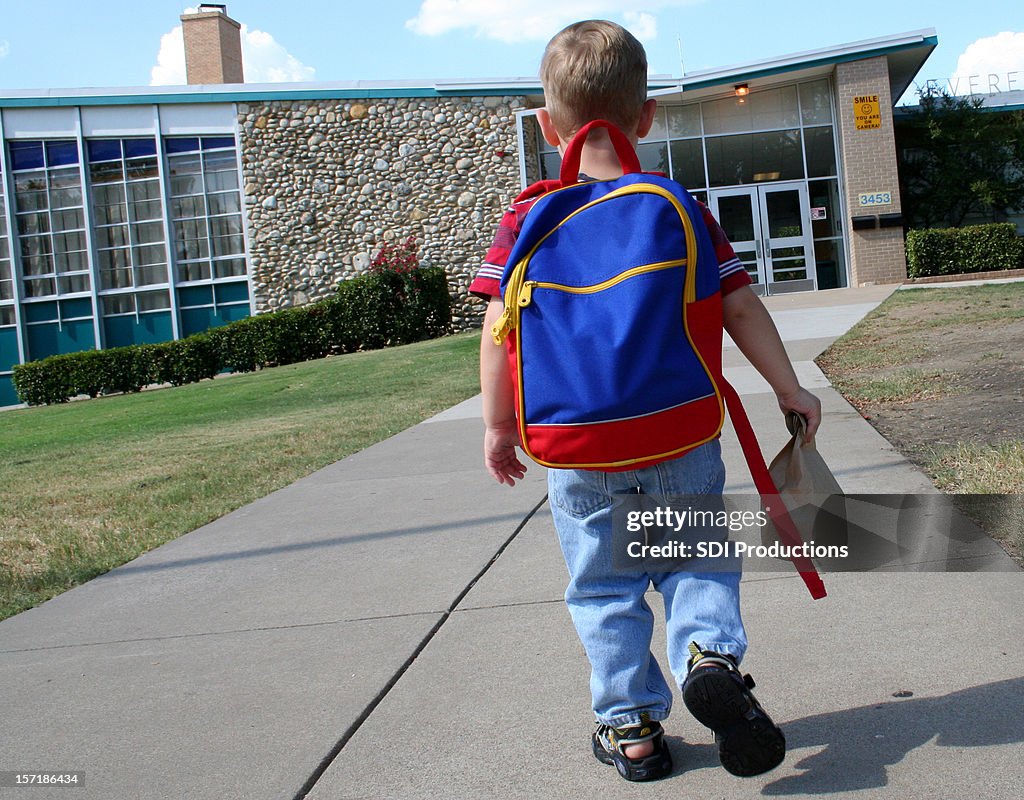 Crianças ir à escola em cores primárias
