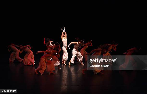 gruppo di ballerini sul palco di esecuzione contemporanea - group fashion show foto e immagini stock