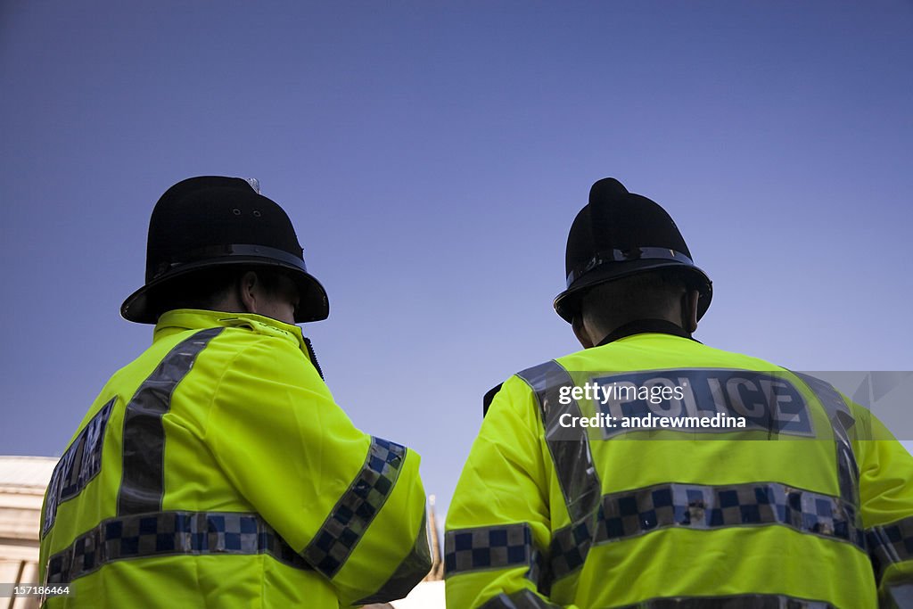 Zwei Britisch-Polizisten mit traditionellen Helme – klicken Sie unten für mehr.