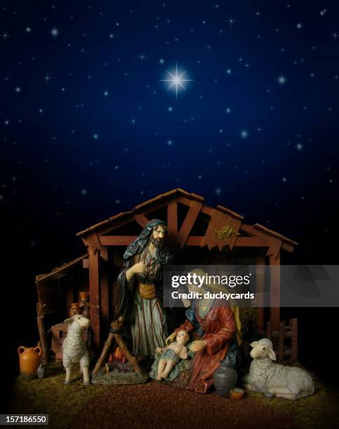 natividad en la noche (con estable - natividad fotografías e imágenes de stock