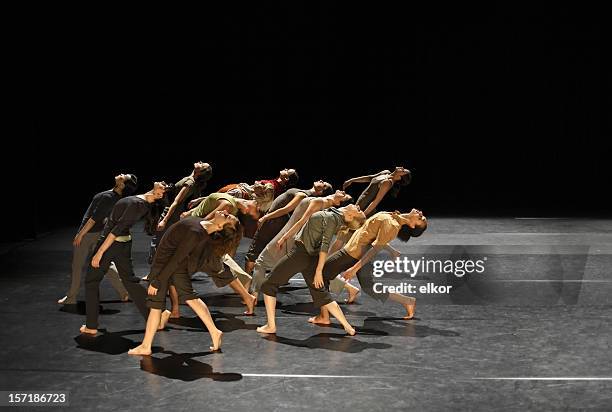 gruppo di ballerini sul palco di esecuzione contemporanea - danza moderna foto e immagini stock