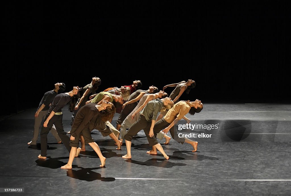 モダンなダンスグループの実施段階に