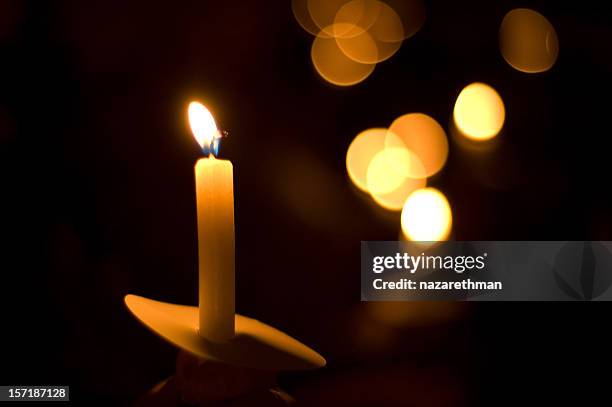 vacanza servizio a lume di candela o veglia commemorativa - lume di candela foto e immagini stock