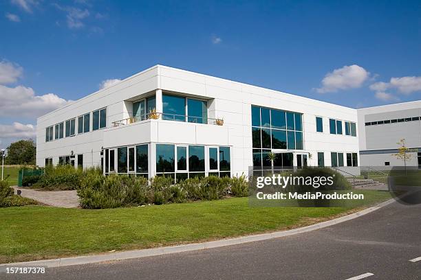 modern building - kantoorgebouw stockfoto's en -beelden