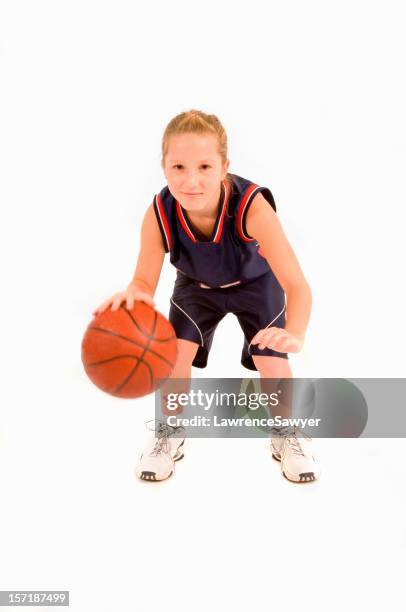 12-jährige mädchen spielt basketball - 12 year old blonde girl stock-fotos und bilder